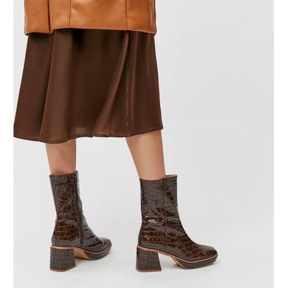 Urban Outfitters UO Bella boot - size US 7 - vegan leather - Picture 2 of 4